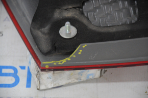 Ліхтар внутрішній кришка багажника лівий Honda Accord 13-15 подряпини, скол, відламаний фрагмент корпусу