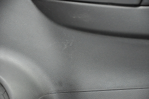 Обшивка двери карточка передняя правая Nissan Rogue 14-20 черн с черн вставкой пластик, молдинг черн глянец, подлокотник кожа, царапины