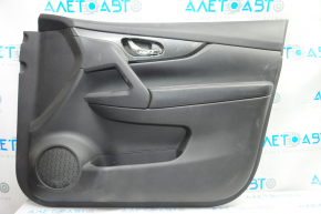 Обшивка двери карточка передняя правая Nissan Rogue 14-20 черн с черн вставкой пластик, молдинг под карбон глянец, подлокотник кожа, царапины