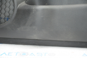 Обшивка двери карточка передняя правая Nissan Rogue 14-20 черн с черн вставкой пластик, молдинг под карбон глянец, подлокотник кожа, царапины