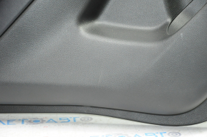 Обшивка двери карточка задняя левая Nissan Rogue 14-20 черн с черн вставкой пластик, молдинг графит глянец, подлокотник кожа, царапины, тычка