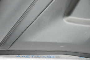 Обшивка двери карточка задняя левая Nissan Rogue 14-20 черн с черн вставкой пластик, молдинг под карбон глянец, подлокотник кожа, царапины, залом