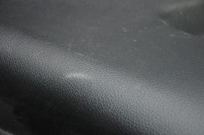 Обшивка двери карточка задняя левая Nissan Rogue 14-20 черн с черн вставкой пластик, молдинг под карбон глянец, подлокотник кожа, царапины, залом
