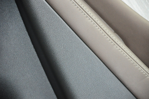 Обшивка дверей картка задня права Nissan Murano z52 15-18 чорна з коричневою вставкою шкіра, молдинг сірий глянець, надрив, подряпини