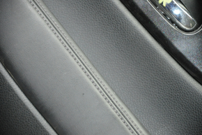 Обшивка двери карточка задняя правая Nissan Rogue 14-20 черн с черн вставкой пластик, молдинг черн глянец, подлокотник кожа, царапины, надрыв
