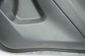 Обшивка двери карточка задняя правая Nissan Rogue 14-20 черн с черн вставкой пластик, молдинг под карбон глянец, подлокотник кожа, царапины
