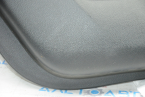Обшивка двери карточка задняя правая Nissan Rogue 14-20 черн с черн вставкой пластик, молдинг графит глянец, подлокотник кожа, царапины
