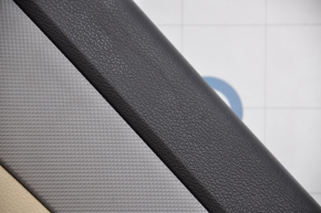 Обшивка двери карточка задняя правая Hyundai Sonata 15-19 черн с беж вставкой пласт, подлокотник кожа, сер молдинг структура, царап