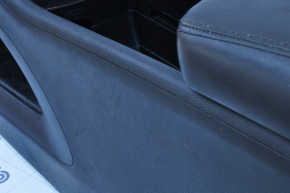 Консоль центральная подлокотник и подстаканники Chrysler 200 15-17 черн кожа, царапины