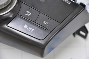 Управление климат-контролем Toyota Prius V 12-17 царапины на накладке, затерто стекло и джойстик