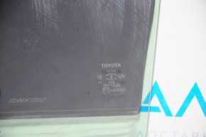 Стекло двери задней левой Toyota Prius V 12-17 царапины