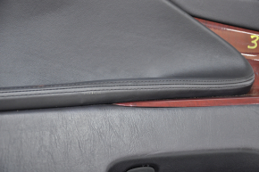 Обшивка двери карточка задняя левая Lexus GS300 GS350 GS430 GS450h 06-07 черная, красное дерево надрывы кожи, надлом, сломано крепление