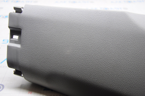 Накладка центральной стойки нижняя правая VW Passat b7 12-15 USA серая, побелел пластик, царапины