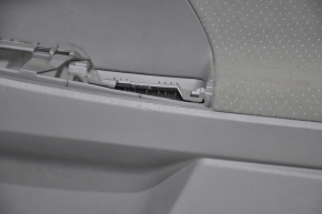 Обшивка двери карточка задняя правая Toyota Prius V 12-17 тряпка темно-серая тычки, царапины, окалины на тряпке