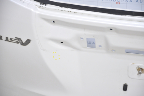 Дверь багажника голая Toyota Prius V 12-17 белый 070 примята, тычки, ржавчина
