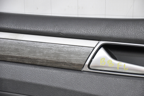 Обшивка дверей картка перед лев VW Passat b8 16-19 USA чорна з темно-сірою накладкою під дерево надломи кріплень, надрив шкіри, подряпина на накладці