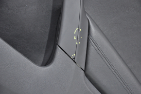 Обшивка двери карточка задняя правая VW Tiguan 09-17 черная кожа сломана накладка, царапины, побелел пластик, примята