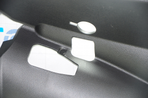 Накладка задней стойки нижняя правая Chevrolet Cruze 11-15 черн, царапины
