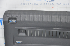Накладка проема багажника VW Tiguan 09-17 черная царапины, затерта, надломы, примята