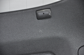 Обшивка двери багажника VW Tiguan 09-17 черная царапины, затерта