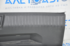 Накладка проема багажника VW Jetta 19- царапины, затерта