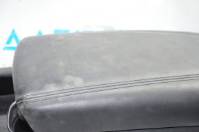 Консоль центральная подлокотник и подстаканники Chrysler 200 15-17 черн кожа, черн строчка, подстаканники глянец, под воздуховоды, топляк, царапины, без заглушки