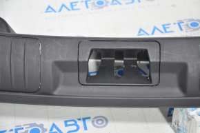 Накладка отвору багажника Ford Escape MK4 20- чорна подряпини, потерта