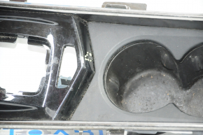 Накладка центральной консоли с подстаканниками Cadillac ATS 13- черн, царапины, затерта