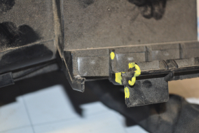 Блок предохранителей подкапотный VW Jetta 11-18 USA 1.4 сломаны крепления, трещина на крышке