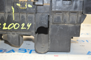 Блок предохранителей подкапотный Chrysler 200 15-17 2.4 трещины на крышке, сломано крепление