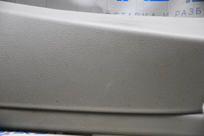 Накладка задней стойки нижняя левая VW Passat b7 12-15 USA сер, слом креп, царапины, побелел пластик