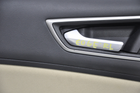 Обшивка двери карточка задняя левая Ford Edge 15-18 черная кожа с бежевой вставкой побелел пластик, потерта накладка