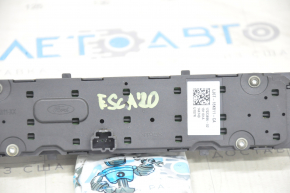 Панель управления магнитофоном Ford Escape MK4 20- прижата кнопка