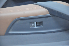 Обшивка двери карточка передняя правая Audi Q5 80A 18-20 черн, с вставкой под дерево, коричневый подлокотник, с управлением стеклоподъемника