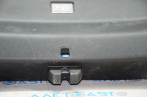 Обшивка двери багажника нижняя Chevrolet Volt 16- черн, царапины, без заглушек