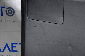 Обшивка двери багажника низ Mazda CX-5 13-15 черн, царапины, без заглушки, слом креп