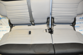 Задний ряд сидений 2 ряд Fiat 500L 14- тряпка, сер с черн вставками, надрыв подголовника, царапины, без защелок ремней безопасности