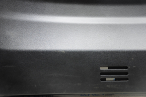 Обшивка дверей багажника нижня Nissan Rogue 14-20 чорна, потерта