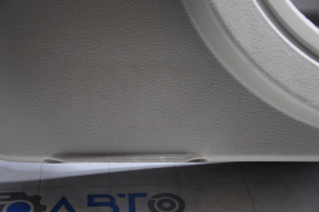 Обшивка двери багажника Jeep Compass 11-16 корич под динамики, царапины, побелел пластик