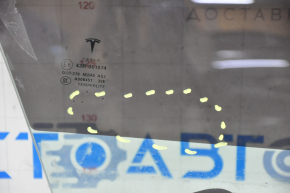 Скло дверей перед правою Tesla Model S 12-20 подряпини