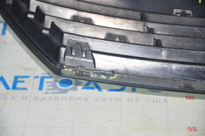 Грати радіатора grill VW Jetta 11-14 USA зі значком, полізла фарба, облом кріплення