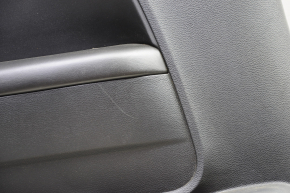 Обшивка заднего ряда левая Dodge Challenger 15-19- черн, прожженный подлокотник, царапины, дефект креп, без заглушки