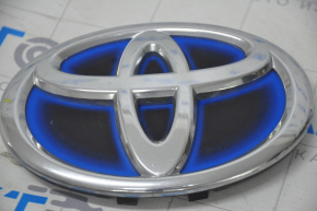 Эмблема значок Toyota переднего бампера Toyota Prius V 12-17 слом направляйка, песок