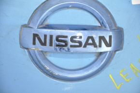 Передняя крышка зарядного порта нос Nissan Leaf 13-17 со значком, примята, надломы, затерт значок