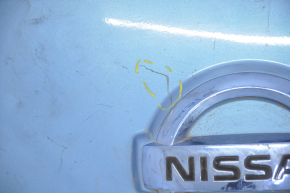Передняя крышка зарядного порта нос Nissan Leaf 13-14 под камеру, со значком, примята, царапины, трещина, затерт значок