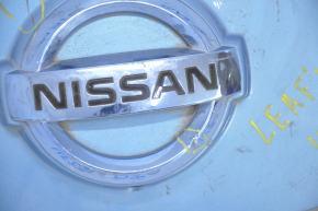 Передняя крышка зарядного порта нос Nissan Leaf 13-14 под камеру, со значком, примята, царапины, трещина, затерт значок