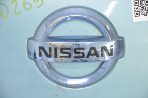 Накладка передней крышки зарядного порта Nissan Leaf 13-17 со значком, сломана направляющая, затерт значок