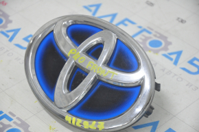 Эмблема значок Toyota переднего бампера Toyota Prius V 12-17 песок