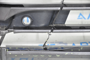 Решетка радиатора grill Lexus NX300 NX300h 18-19 Base, под парктроники, треснута, слом направляющая