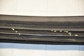 Молдинг двери верхний передней правой Dodge Dart 13-16 черный с уплотнителем стекла, царапины
